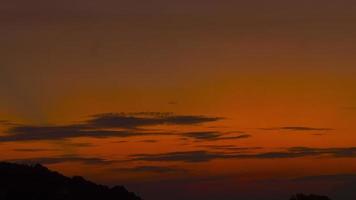 coucher de soleil sur le paysage océanique, plage de nai yang, phuket, thaïlande. laps de temps. video