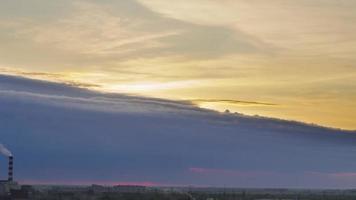 vue panoramique sur le coucher du soleil, région de Novosibirsk, Sibérie, Russie video