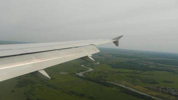 l'avion descend pour atterrir à l'aéroport de kazan, vue depuis le hublot de la cabine. video