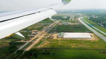 flygplanet som går ner före landning flygplatsen i bangkok, thailand. video