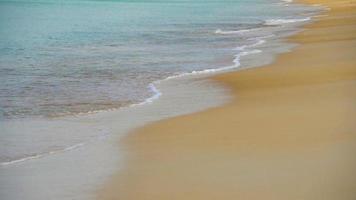 golven gerold Aan de zand van mai khao strand, phuket, Thailand. langzaam beweging video