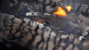 chamas ardentes no carvão para churrasco em câmera lenta video