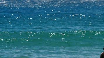 golven gerold Aan de zand van mai khao strand, phuket, Thailand. langzaam beweging video