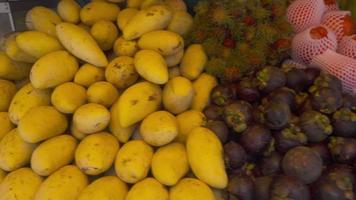 Bunte tropische Früchte, die zum Essen auf dem Straßenmarkt zubereitet werden video
