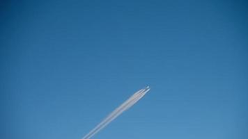 scie nel cielo azzurro. aereo che vola in alto, vista da un altro aereo. video