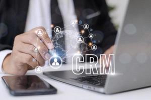 administración de relaciones con los clientes de crm para el concepto de sistema de marketing de ventas comerciales presentado en una interfaz gráfica futurista de la aplicación de servicio para respaldar el análisis de la base de datos de crm. foto