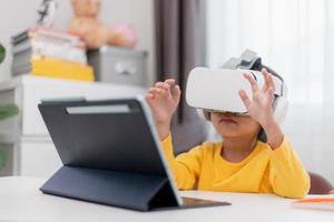 niño asiático con realidad virtual, vr, niño explorando el mundo virtual digital con gafas vr. foto