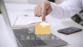 dispositivo digital táctil del dedo del hombre de negocios, holograma hud con iconos de documentos de oficina y binario. almacenamiento de información de datos personales, base de datos en línea. concepto de servicio en la nube foto