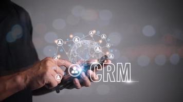 administración de relaciones con los clientes de crm para el concepto de sistema de marketing de ventas comerciales presentado en una interfaz gráfica futurista de la aplicación de servicio para respaldar el análisis de la base de datos de crm. foto