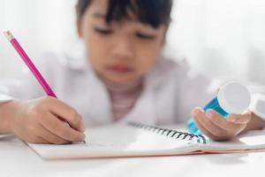 concepto de educación, ciencia, química y niños - niños o estudiantes con tubos de ensayo haciendo experimentos en el laboratorio escolar foto