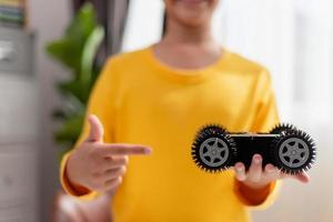 los estudiantes de asia aprenden en casa a codificar autos robot y cables de tableros electrónicos en tallo, vapor, ingeniería matemática, ciencia, tecnología, código de computadora en robótica para el concepto de niños. foto