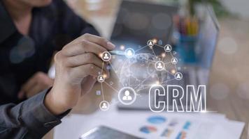 administración de relaciones con los clientes de crm para el concepto de sistema de marketing de ventas comerciales presentado en una interfaz gráfica futurista de la aplicación de servicio para respaldar el análisis de la base de datos de crm. foto