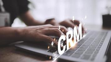 concepto de tecnología de internet empresarial de gestión de relaciones con clientes crm. foto