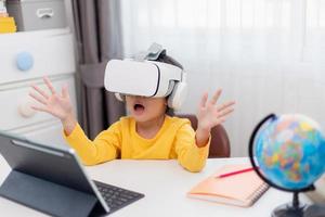 niño asiático con realidad virtual, vr, niño explorando el mundo virtual digital con gafas vr. foto