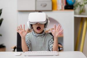 niña asiática con casco de realidad virtual. concepto de educación y tecnología de innovación foto