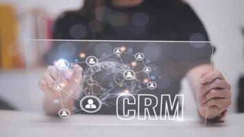 administración de relaciones con los clientes de crm para el concepto de sistema de marketing de ventas comerciales presentado en una interfaz gráfica futurista de la aplicación de servicio para respaldar el análisis de la base de datos de crm. foto