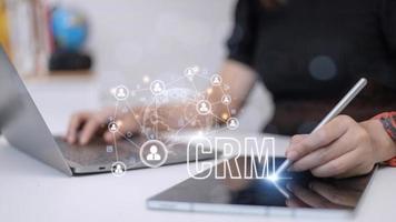 administración de relaciones con los clientes de crm para el concepto de sistema de marketing de ventas comerciales presentado en una interfaz gráfica futurista de la aplicación de servicio para respaldar el análisis de la base de datos de crm. foto