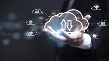 hombre con espectáculo de diagrama de computación en la nube a mano. tecnología de la nube almacenamiento de datos. concepto de red y servicio de internet. foto