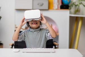 niña asiática con casco de realidad virtual. concepto de educación y tecnología de innovación foto