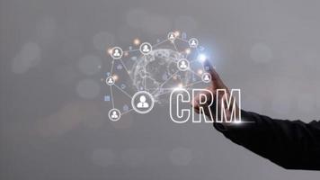 administración de relaciones con los clientes de crm para el concepto de sistema de marketing de ventas comerciales presentado en una interfaz gráfica futurista de la aplicación de servicio para respaldar el análisis de la base de datos de crm. foto