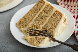 pastel de plátano en capas con glaseado de queso crema foto