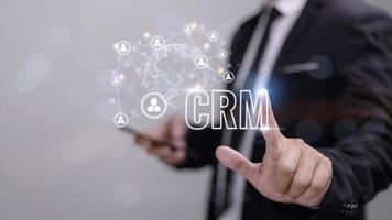 administración de relaciones con los clientes de crm para el concepto de sistema de marketing de ventas comerciales presentado en una interfaz gráfica futurista de la aplicación de servicio para respaldar el análisis de la base de datos de crm. foto