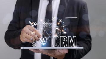 administración de relaciones con los clientes de crm para el concepto de sistema de marketing de ventas comerciales presentado en una interfaz gráfica futurista de la aplicación de servicio para respaldar el análisis de la base de datos de crm. foto