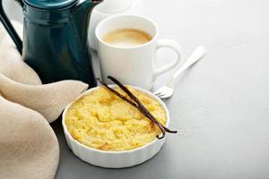 budín de pan con crema pastelera de vainilla foto