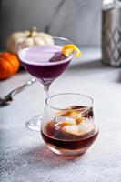 cóctel agrio de ginebra morada de otoño, lluvia violeta o morada y pasado de moda