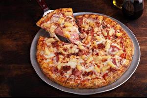 pizza hawaiana con jamón y piña foto