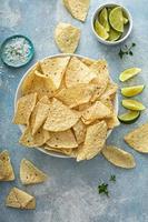 chips de tortilla de maíz en un tazón foto