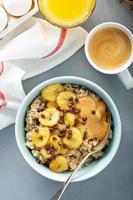 Oatmeal with caramelized bananas photo