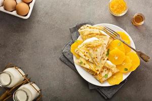 finas crepes suzette con rodajas de naranja foto