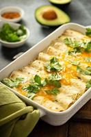 cazuela de enchiladas verdes en una fuente para horno foto