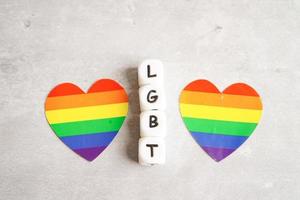 carácter de texto lgbt con el corazón de la bandera del arco iris como símbolo del mes del orgullo lesbiana, gay, bisexual, transgénero, derechos humanos, tolerancia y paz. foto