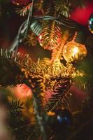 coloridas luces navideñas colgando de un árbol de navidad foto