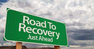 4k time lapse road to recovery green road sign y cúmulos tormentosos y video