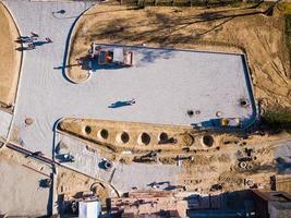 sitio de construcción en pavimentadora de asfalto. estacionamiento de una vivienda con máquinas de construcción foto