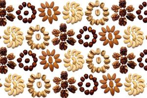 una colección de nueces hechas de almendras, nueces, avellanas, pistachos, anacardos se encuentran en forma de círculo o el sol sobre un fondo blanco aislado con un sendero recortado. varios patrones de nueces foto