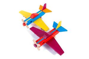 aviones retro de madera de juguete sobre un fondo blanco aislado foto