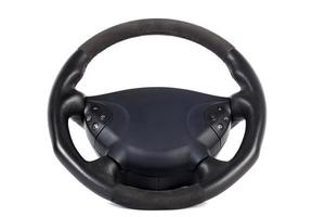 rueda multifunción negra hecha a mano de cuero auténtico con botones de control de teléfono y otros ajustes sobre un fondo blanco aislado, vista frontal. foto