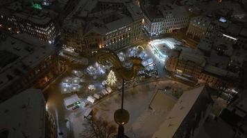 Magische Winternacht über der Altstadt von Riga in Lettland während der Neujahrszeit. gemütlicher kleiner weihnachtsmarkt mit tollem weihnachtsbaum mitten in der stadt. video