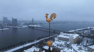 bewölkter und schneereicher Winter über der Stadt Riga. Winter in Riga von oben. video