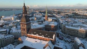 hermoso país de las maravillas de invierno sobre el casco antiguo de riga. mercado navideño con árbol de navidad en el centro de la ciudad. espíritu mágico de vacaciones en europa. vista aérea. video