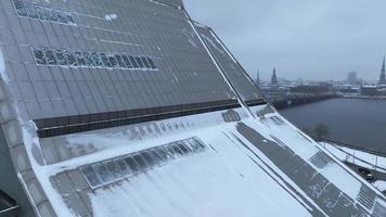 bewölkter und schneereicher Winter über der Stadt Riga. Winter in Riga von oben. video