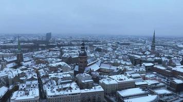 bela vista aérea da cidade velha de riga de cima durante o inverno ensolarado mágico. capital da letônia. video