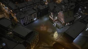 nuit d'hiver magique sur la vieille ville de riga en lettonie pendant la période du nouvel an. petit marché de noël confortable avec un arbre de noël incroyable au milieu de la ville. video