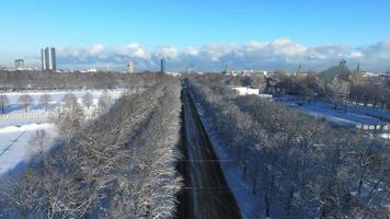 ein Winterwunderland aus schneebedeckten Bäumen und einem gefrorenen Land, erleuchtet vom warmen Schein der untergehenden Sonne. Szenisches Video der gefrorenen Straße an einem Wintertag. eine magische Winterszene.