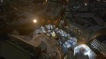 nuit d'hiver magique sur la vieille ville de riga en lettonie pendant la période du nouvel an. petit marché de noël confortable avec un arbre de noël incroyable au milieu de la ville.