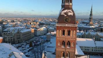 hermoso país de las maravillas de invierno sobre el casco antiguo de riga. mercado navideño con árbol de navidad en el centro de la ciudad. espíritu mágico de vacaciones en europa. vista aérea. video